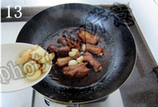 13、蒜香排骨,焖至排骨熟烂，转大火收汁；至汤汁粘稠时下入炸过的大蒜瓣，煸炒均匀；