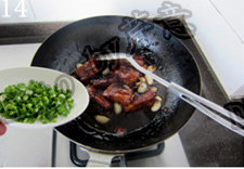 14、蒜香排骨,关火，加入香葱粒，起锅即可