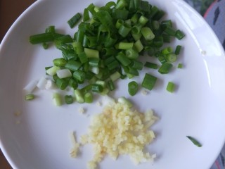 3、锅塌豆腐,准备一些葱花，蒜末