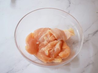 2、蜜汁鸡胸肉,鸡胸肉洗净去皮去筋切成薄片