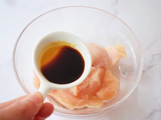 4、蜜汁鸡胸肉,加入生抽