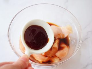 5、蜜汁鸡胸肉,加入蚝油
