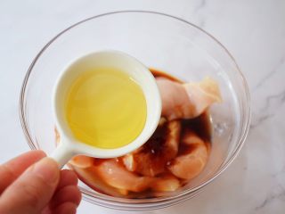 6、蜜汁鸡胸肉,加入蜂蜜