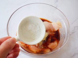 8、蜜汁鸡胸肉,加入盐