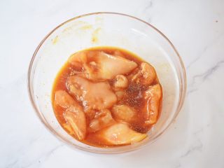 9、蜜汁鸡胸肉,抓匀腌制15分钟