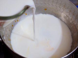 4、焦糖奶茶,加入纯牛奶