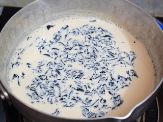 6、焦糖奶茶,转小火再煮2-3分钟