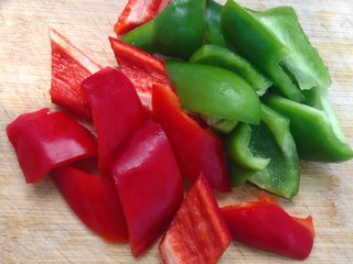 2、菠萝咕咾肉,青红椒洗净切成菱形块