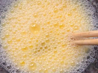 9、菠萝咕咾肉,加入小半碗水