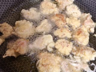 13、菠萝咕咾肉,放入油锅中炸