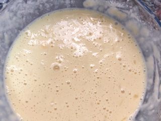 10、菠萝咕咾肉,加入淀粉，搅拌成没有颗粒的面糊，黏稠度和做煎饼的面糊差不多（我用的红薯淀粉，玉米淀粉也可以）