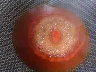 18、菠萝咕咾肉,加入一碗水烧开