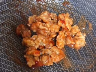 20、菠萝咕咾肉,倒入炸好的酥肉翻炒均匀