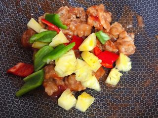 21、菠萝咕咾肉,放入菠萝和青红椒