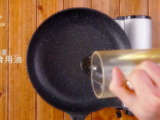 6、苕皮回锅肉-咸香滋味欲罢不能,锅中倒适量食用油