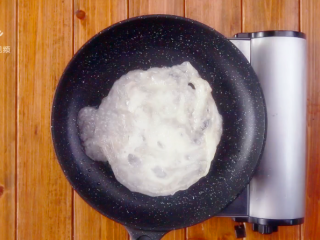 8、苕皮回锅肉-咸香滋味欲罢不能,将面糊摊成饼做苕皮