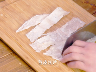 9、苕皮回锅肉-咸香滋味欲罢不能,苕皮切片