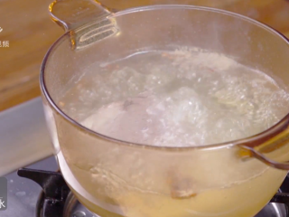 13、苕皮回锅肉-咸香滋味欲罢不能,清水煮制10分钟