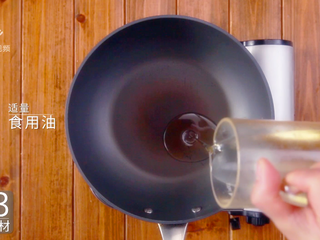 15、苕皮回锅肉-咸香滋味欲罢不能,锅中倒适量食用油