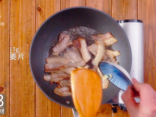18、苕皮回锅肉-咸香滋味欲罢不能,放15g姜片翻炒