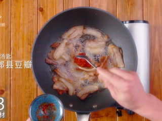 19、苕皮回锅肉-咸香滋味欲罢不能,加入1汤匙郫县豆瓣,翻炒均匀