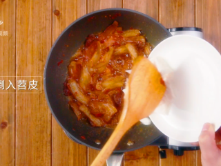 20、苕皮回锅肉-咸香滋味欲罢不能,倒入苕皮翻炒