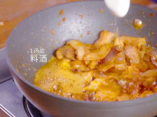 24、苕皮回锅肉-咸香滋味欲罢不能,1汤匙料酒翻炒