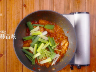25、苕皮回锅肉-咸香滋味欲罢不能,加入40g蒜苗段