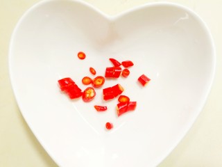 1、㊙️好吃到哭的灵魂酸汤面????吃一次就会爱上????,小米椒切碎放入碗中。