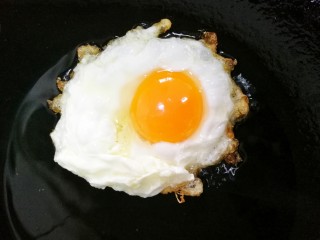 6、㊙️好吃到哭的灵魂酸汤面????吃一次就会爱上????,锅中放油,加适量盐,煎一个鸡蛋。