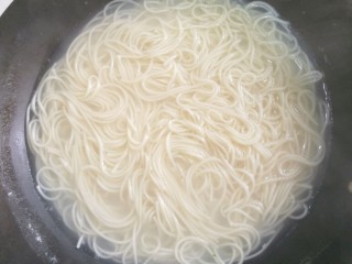 9、㊙️好吃到哭的灵魂酸汤面????吃一次就会爱上????,锅中放入大半锅水烧开后放入面条,加一大勺盐煮熟。