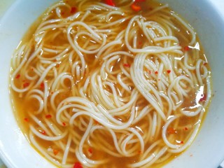 11、㊙️好吃到哭的灵魂酸汤面????吃一次就会爱上????,浇上沸水拌匀。