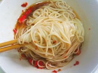 10、㊙️好吃到哭的灵魂酸汤面????吃一次就会爱上????,铺在调好的酱汁上。