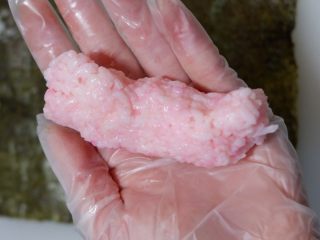 3、樱花寿司,带上手套，取30g粉色米饭