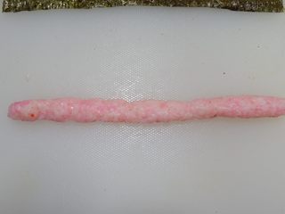 4、樱花寿司,搓成粗细一样的长条。长度跟海苔片一样。