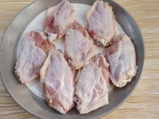 3、奥尔良烤鸡翅,两面处理好备用