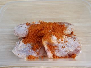 5、奥尔良烤鸡翅,倒入烤翅料