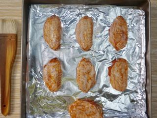 8、奥尔良烤鸡翅,取出码烤盘上