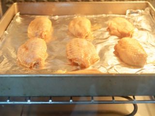 12、奥尔良烤鸡翅,取出涂一次酱料后再烤5分钟