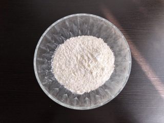 2、红糖开花发糕,将面粉放入稍大碗中