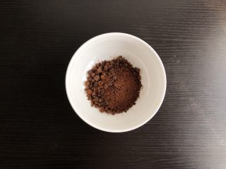 4、红糖开花发糕,红糖倒入碗中