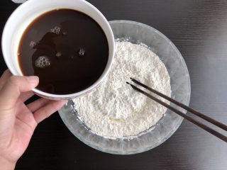 8、红糖开花发糕,将红糖水倒入面粉中，边倒边搅拌
