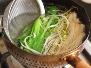 3、麻辣水煮鱼,烧开一锅水,水里加盐和少许油。下青菜、豆芽、金针菇焯熟捞出,然后过一下凉水。