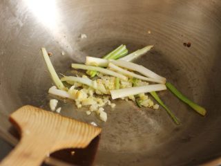 7、麻辣水煮鱼,锅中留底油,再加少许油。下葱姜蒜煸出香味。