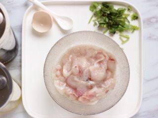 11、麻辣水煮鱼,鱼片现腌现做。鱼片先沥水,加下一汤匙料酒、一茶匙盐、一个鸡蛋清、一汤匙淀粉抓匀,然后再加一汤匙生油,以免鱼片互相沾连。