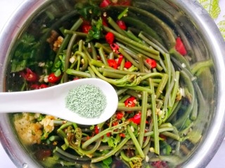 12、鲜嫩可口的凉拌蕨菜,鸡精