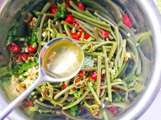 13、鲜嫩可口的凉拌蕨菜,热油