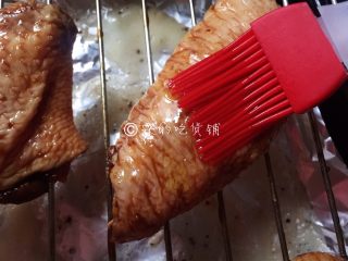 10、香烤鸡翅,鸡翅放在烤架上,烤箱的最底层放一个铺了锡纸的烤盘,以便待会儿接住烤制时鸡翅滴下的汁水。在鸡翅上,刷一层橄榄油,烤箱190度烤10分钟,随后取出翻个面,再刷一层橄榄油,再继续烤10分钟就完成了。(具体的时间、温度,请根据自家烤箱灵活设定。)