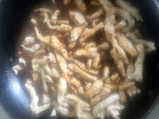 10、钱江肉丝,肉丝炒到白色的时候倒入调好的酱汁。