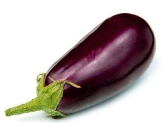 1、蒜香蒸茄子,紫皮茄子一个。洗净,去蒂。不用削皮。